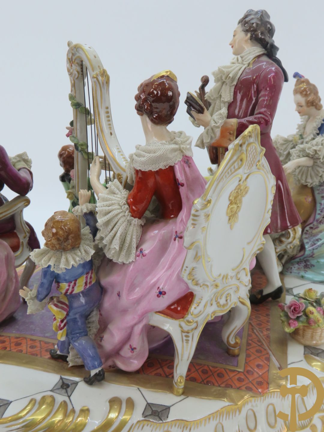 Grote gekleurde porseleinen geanimeerde groep met 7 muziekspelers