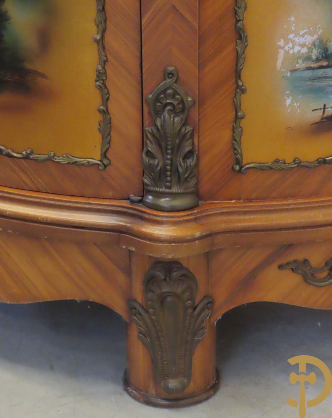 Gebogen notelaren vitrine bezet met bronsbeslag en onderaan met romantisch tafereel