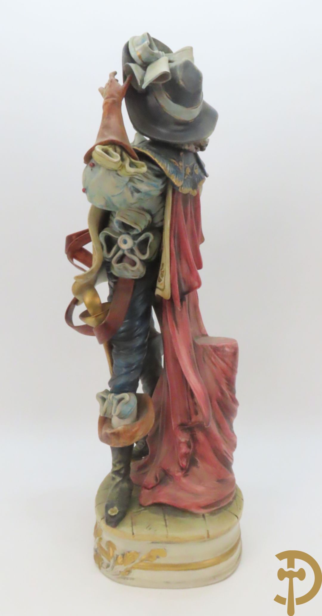 Twee Italiaanse beelden in meerkleurige faience, Cirano de Bergerac