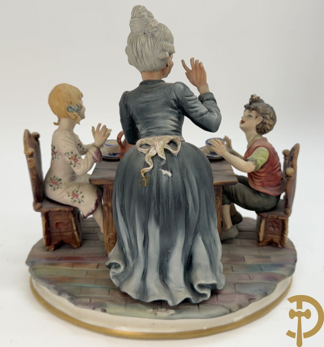 Zes porseleinen groepen Capo di Monte : Paarden met koets, oude man op bank, dame met kinderen, cupido