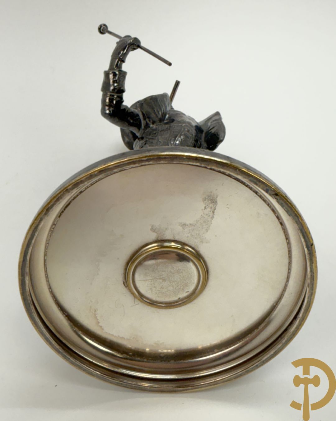 Ongetekend verzilverd metalen beeldje van circusdirecteur met afneembare hoed