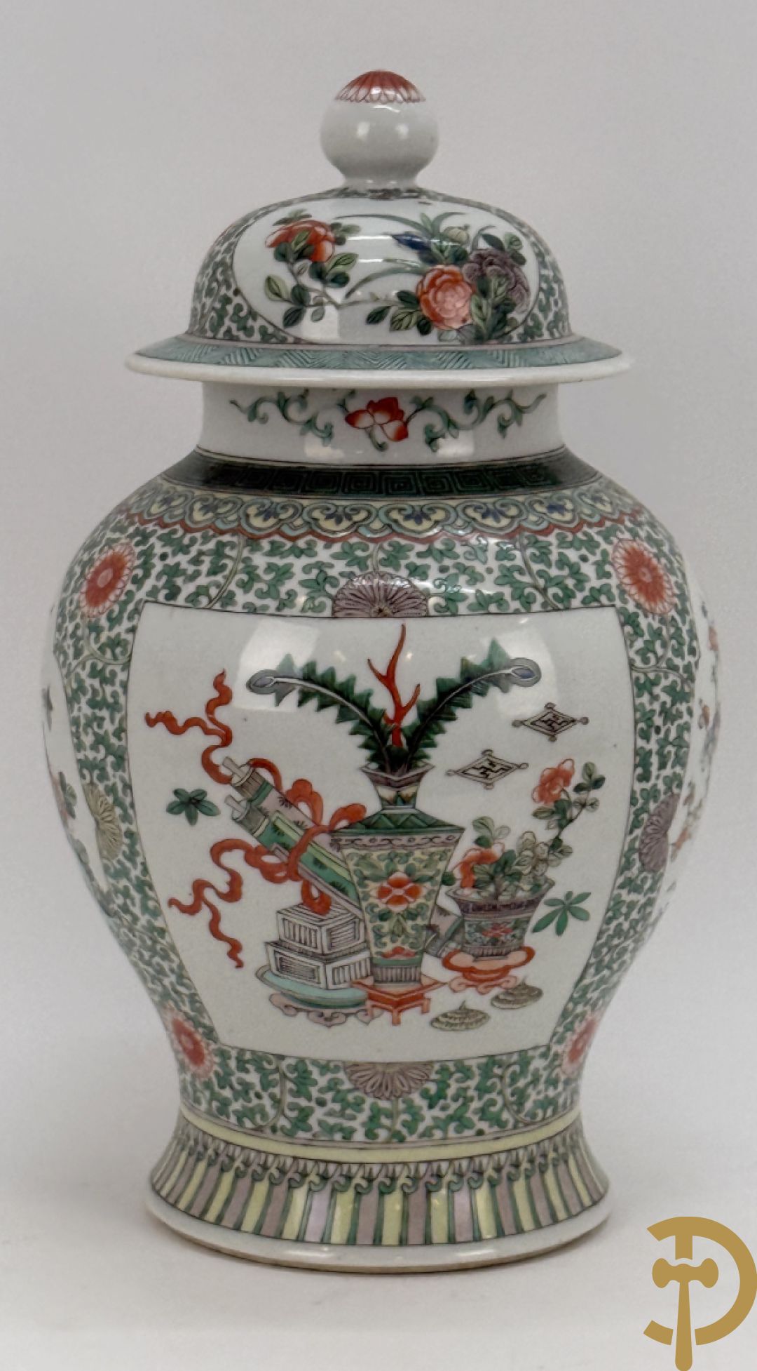 Chinese porseleinen dekselpotiche met bloemendecor
