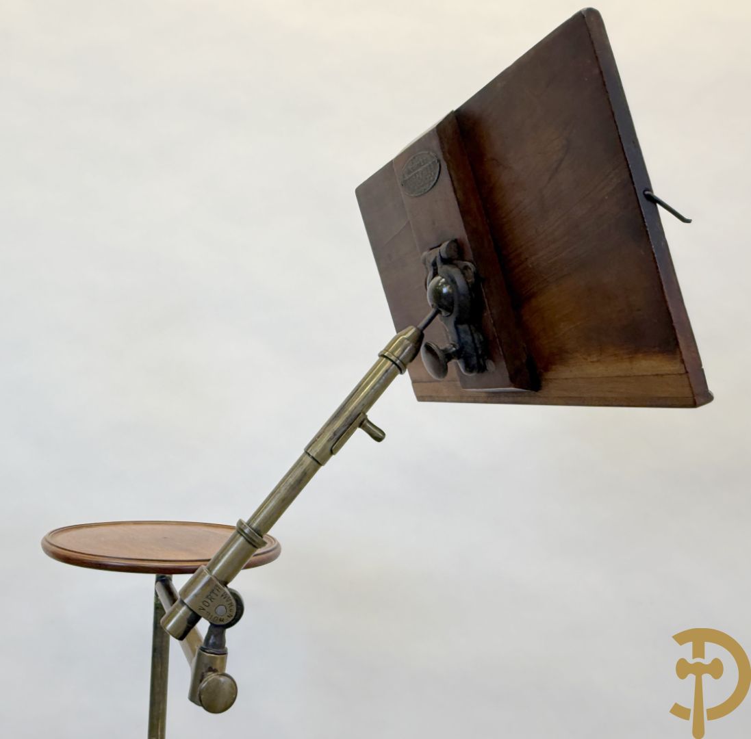 Leesstandaard met verstelbare boekhouder en zijdelings omhoog verplaatsbaar bijzettafeltje voor thee op gietijzeren draaibare voet, rond 1900 gemerkt J . CARTER - North