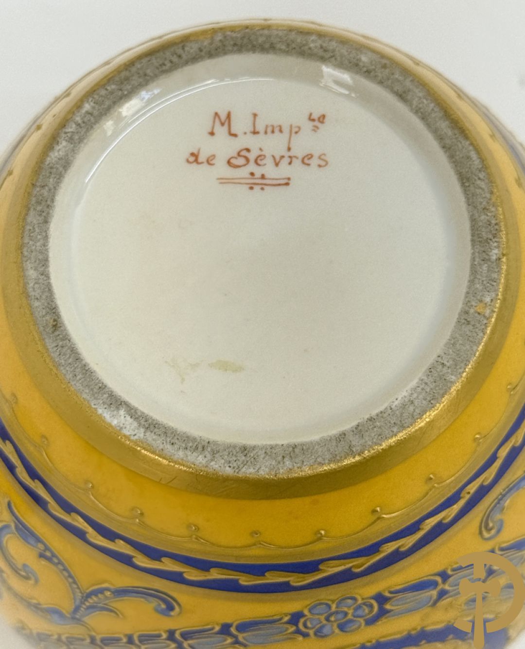 Porseleinen Empire dekselvaasje met blauw en verguld decor op gele fond, onderaan gemerkt M.Imp. le de Sèvres (Manufacture Imperial de Sèvres)