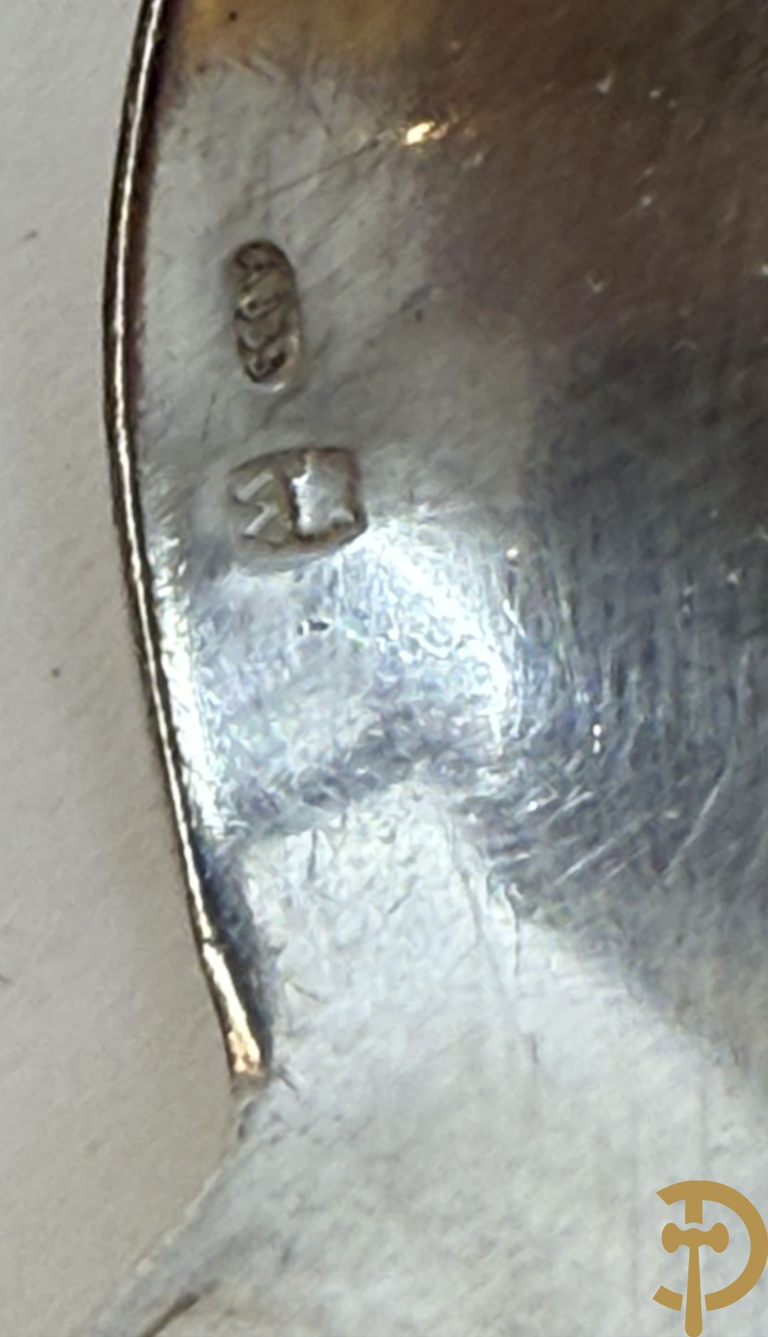 Massief zilveren bestek Wolfers bestaande uit 12 vorken (979 gram), 12 lepels (1028 gram), 11 messen, 12 visvorken (553 gram), 12 vismessen (690 gram), 12 dessertmessen, 10 koffielepels (296 gram), 12 ijslepels (369 gram), 3 botermesjes en scheplepeltje (165 gram), 5  grote stukken (samen 557 gram) waarvan slacouvert, 2 taartscheppen en wildvork + sauslepel met zelfde decor maar Metal Blanc