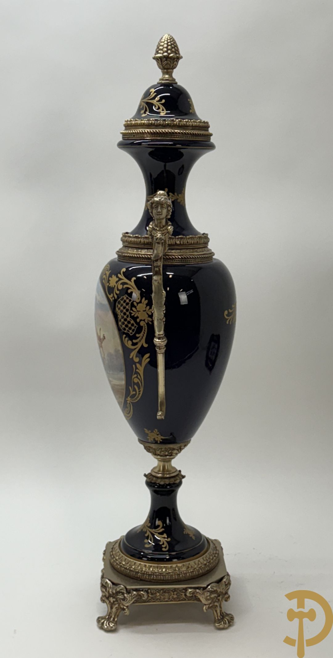 Sèvres stijl vaas met geanimeerde galante scène, zijdelings met paar bronzen armen + schaal met bloementafereel, Limoges stijl