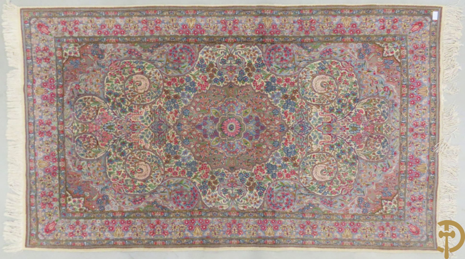 Iranees handgeknoopt tapijt Kirman Lavar met centraal medaillon omgeven door florale motieven