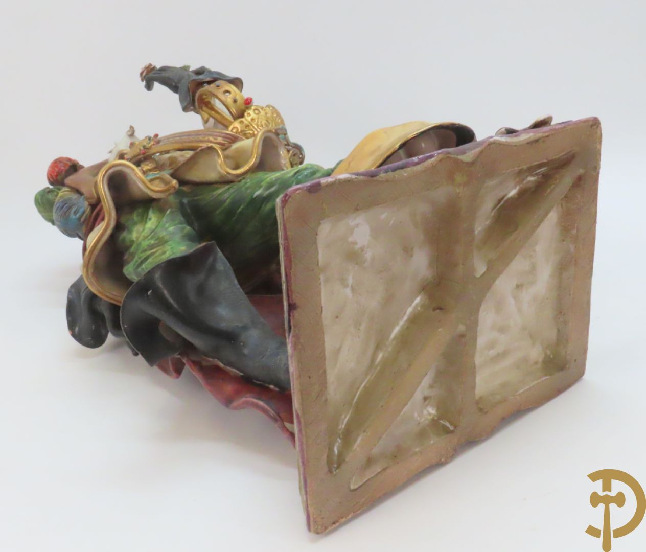 Twee Italiaanse beelden in meerkleurige faience, Cirano de Bergerac