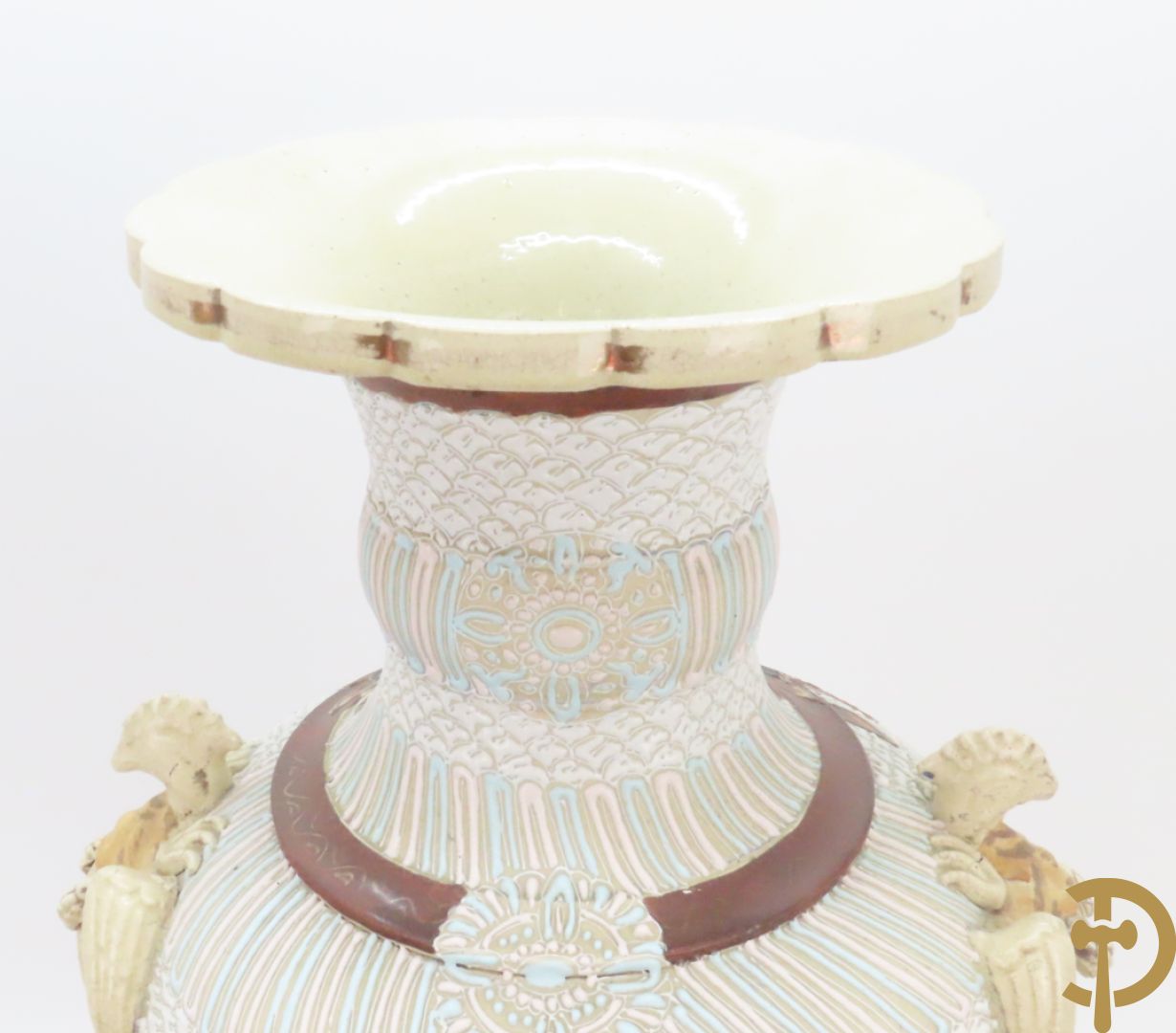 Paar Japanse Satsumat vazen met kijgerdecor en geanimeerde scènes, zijdelings met vogels bezet