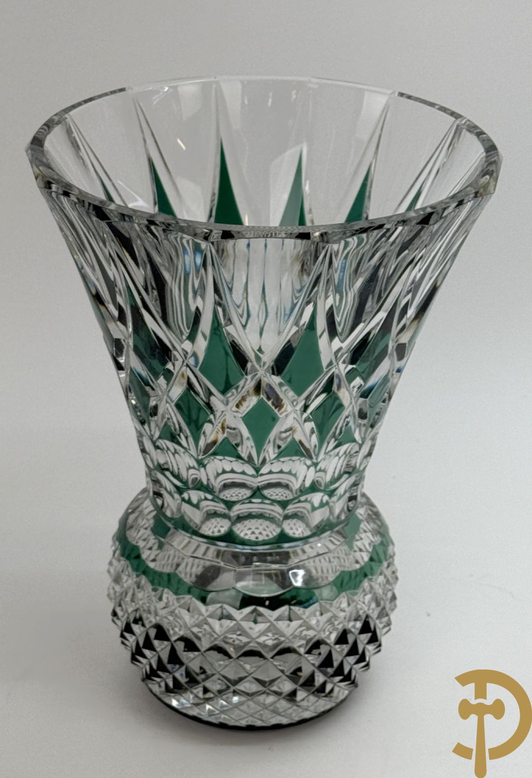 Val Saint Lambert : Groen gekleurde handgeslepen kristallen vaas