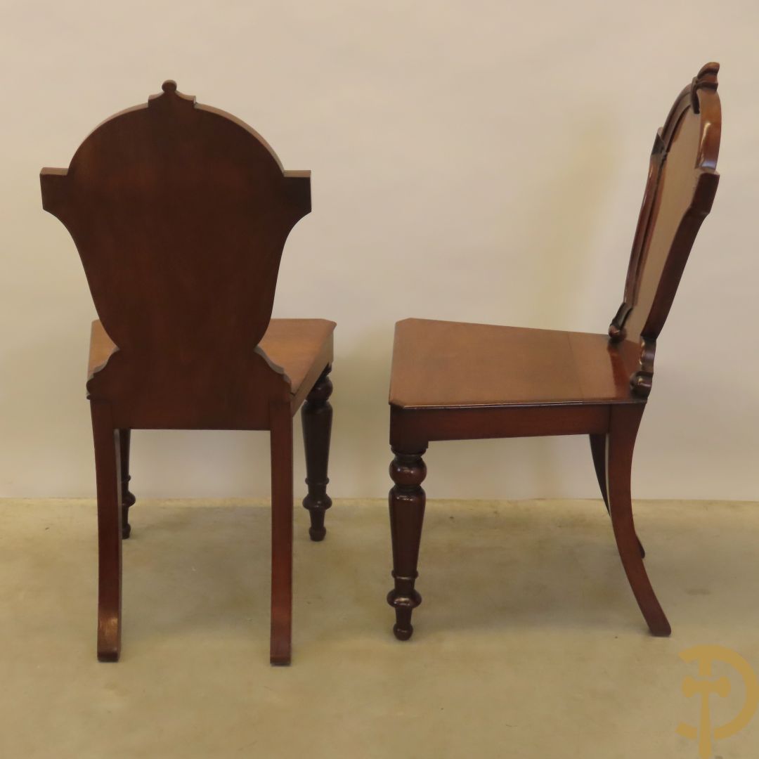 Twee Engelse mahoniehouten hall chairs, 2e helft 19e