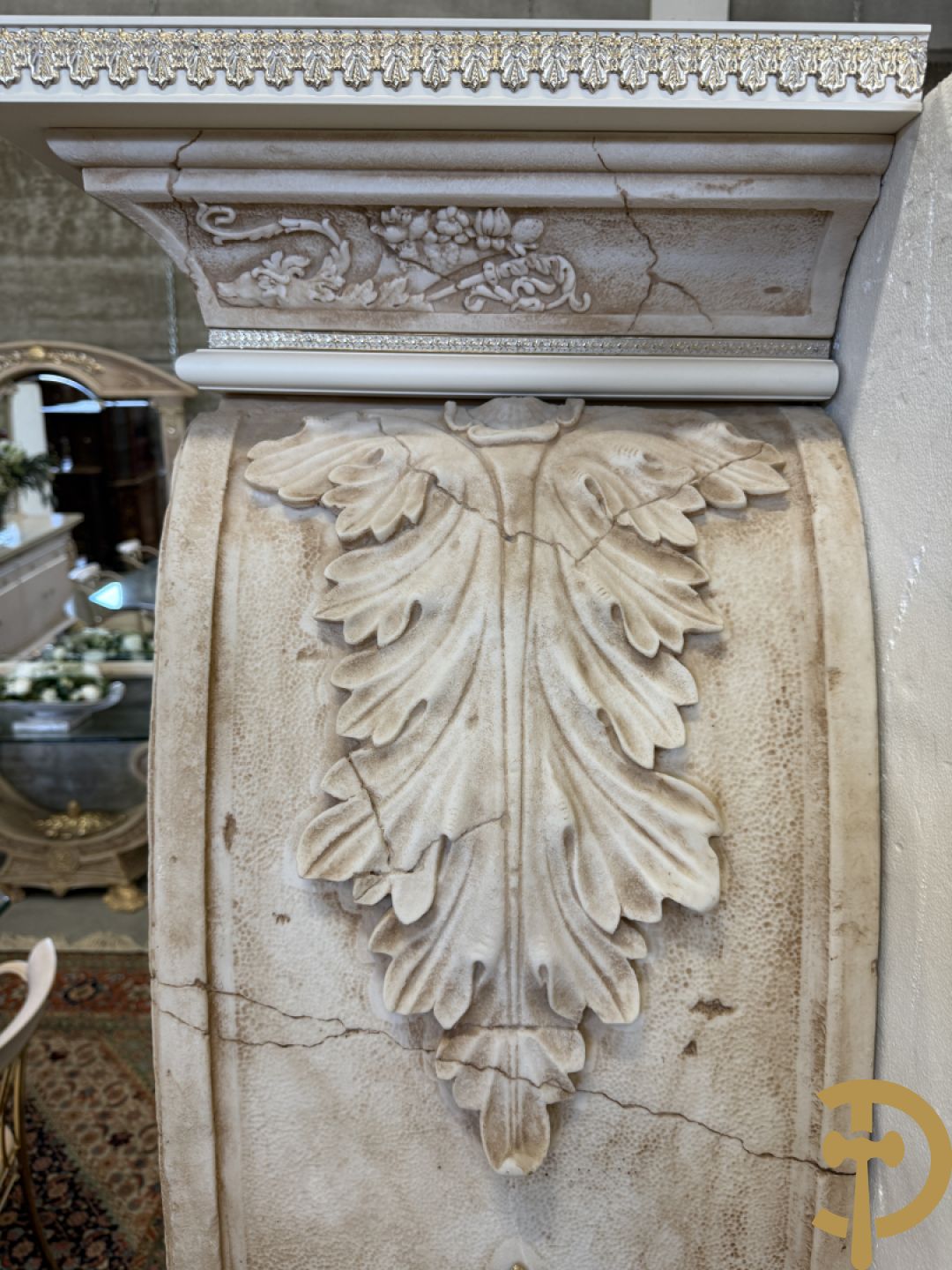 Uitzonderlijke eetkamer bestaande uit dressoir met 4 deuren en 2 lades op voluutvormig onderstel met rocailles opzij en boven met spiegel + bijhorende vitrine + console + spiegel + tafel op voluutvormig onderstel + 6 bijhorende armzetels met koperen frame - uniek ontwerp door de firma Vidal Grau Spaanse makelij, begin jaren 