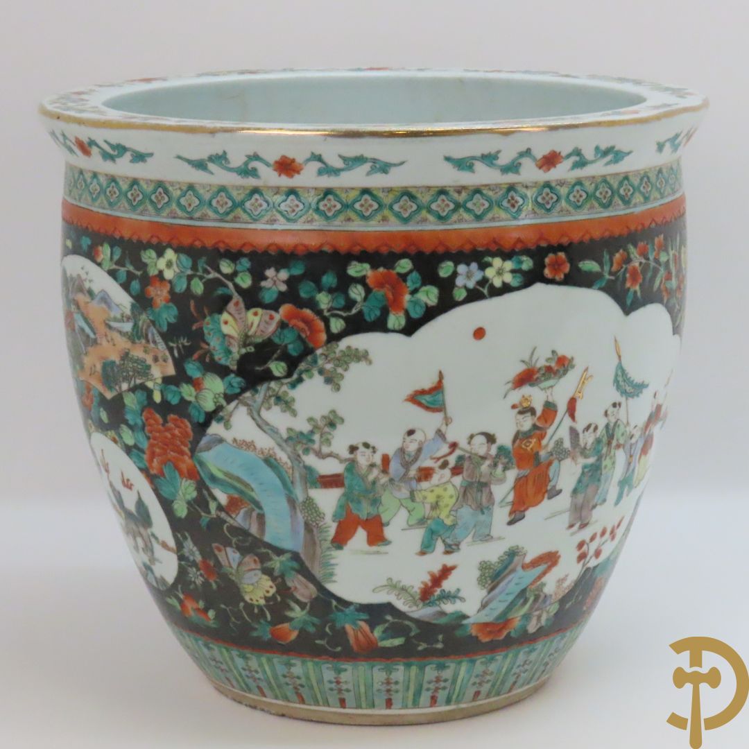 Chinese porseleinen cachepot met geanimeerd decor op zwarte fond met bloemen