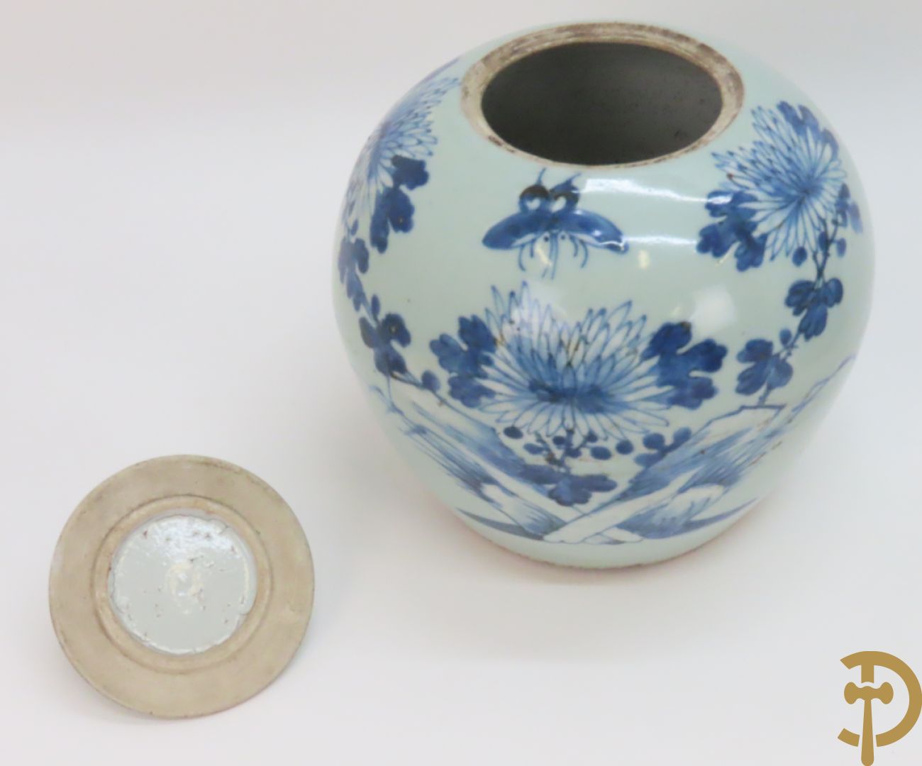 Porseleinen Chinese vaas met bloemendecor + potiche met bloemendecor + tabakspot