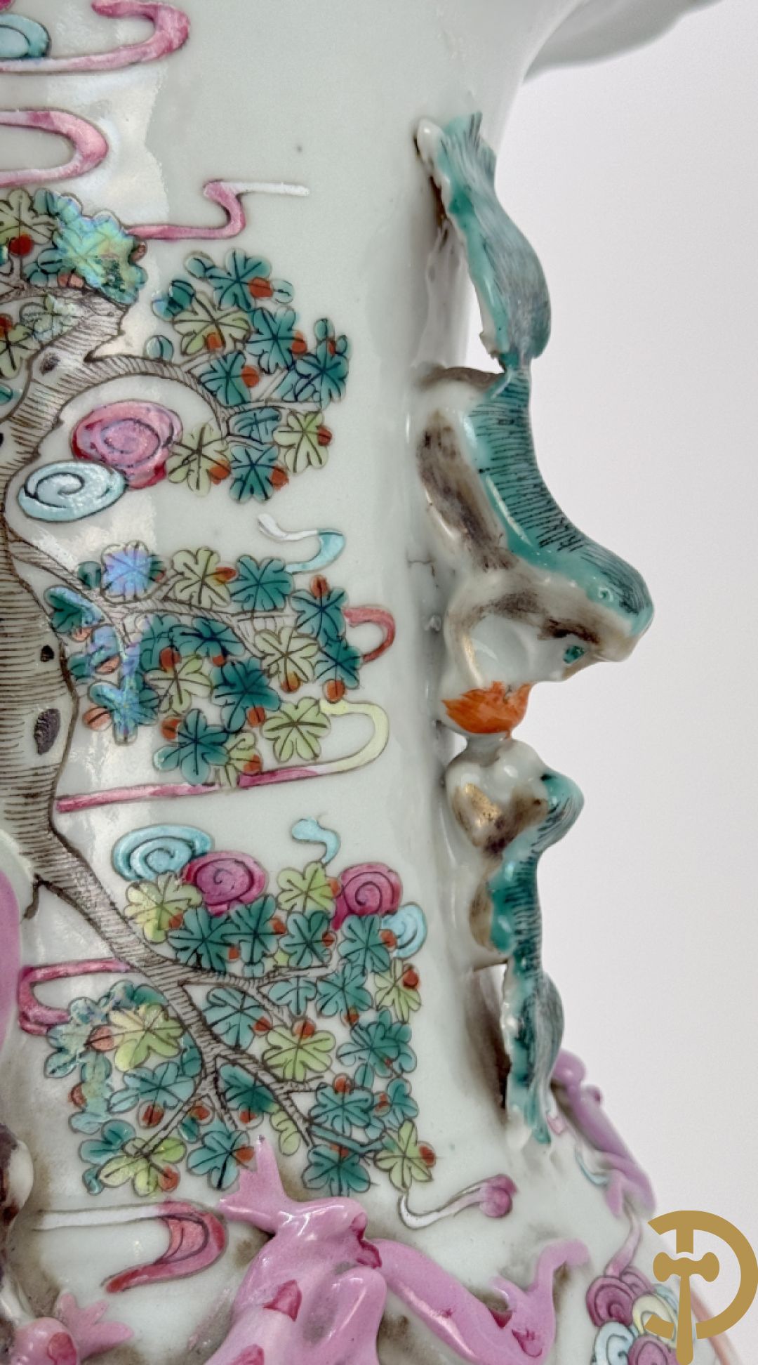 Chinese porseleinen vaas met dubbel decor van dieren, personages, dames en kinderen