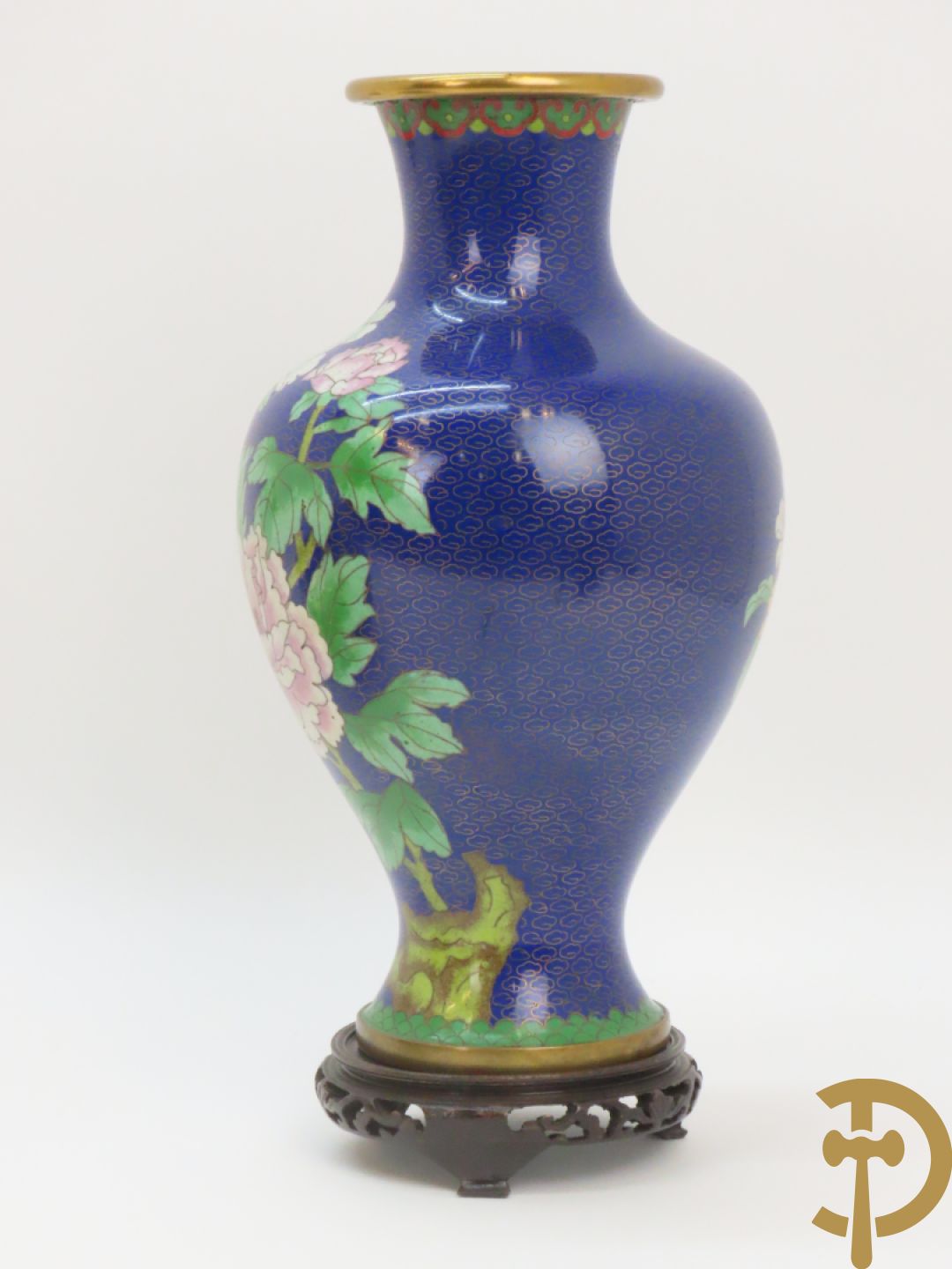 Potiche in cloisoné techniek met decor van draken en olifanten + blauwe cloisoné vaas met bloemendecor op sokkel + kleine cloisoné cachepot + cachepot met drakendecor