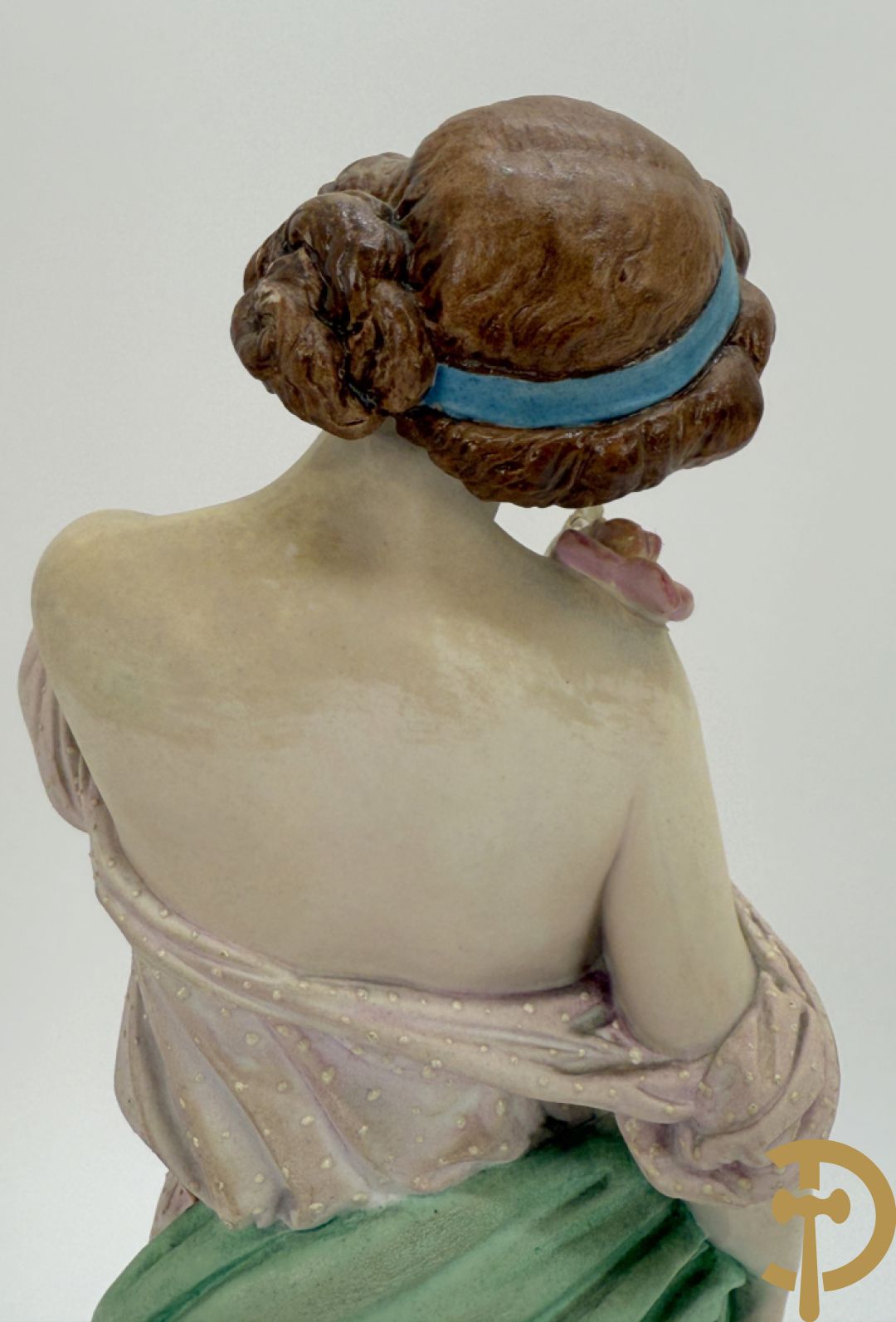 Paar Franse biscuits van elegante dame met hond en dame met bloemen op schouder