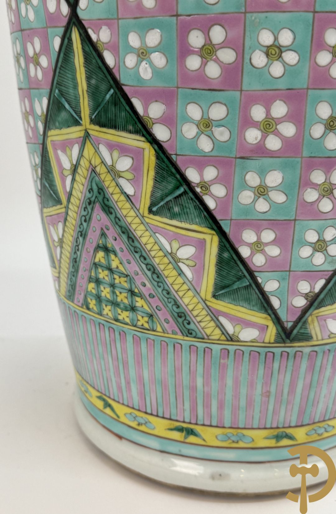 Chinese porseleinen vaas met ruitvormen en geometrische patronen, bovenaan met fo honden bezet