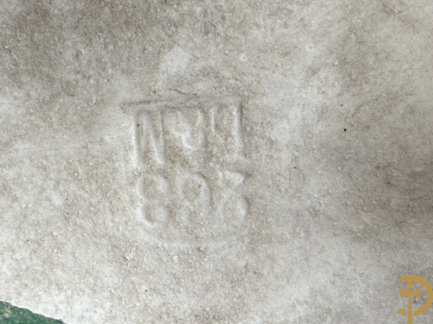 Paar grote Franse gekleurde biscuits van meisje en 
 jongen met schaap en geit