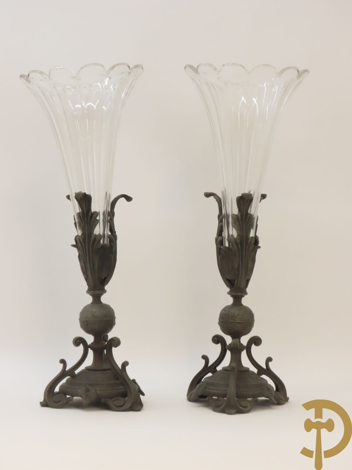 Paar kunstbronzen pique fleurs met kristallen geslepen fluiten