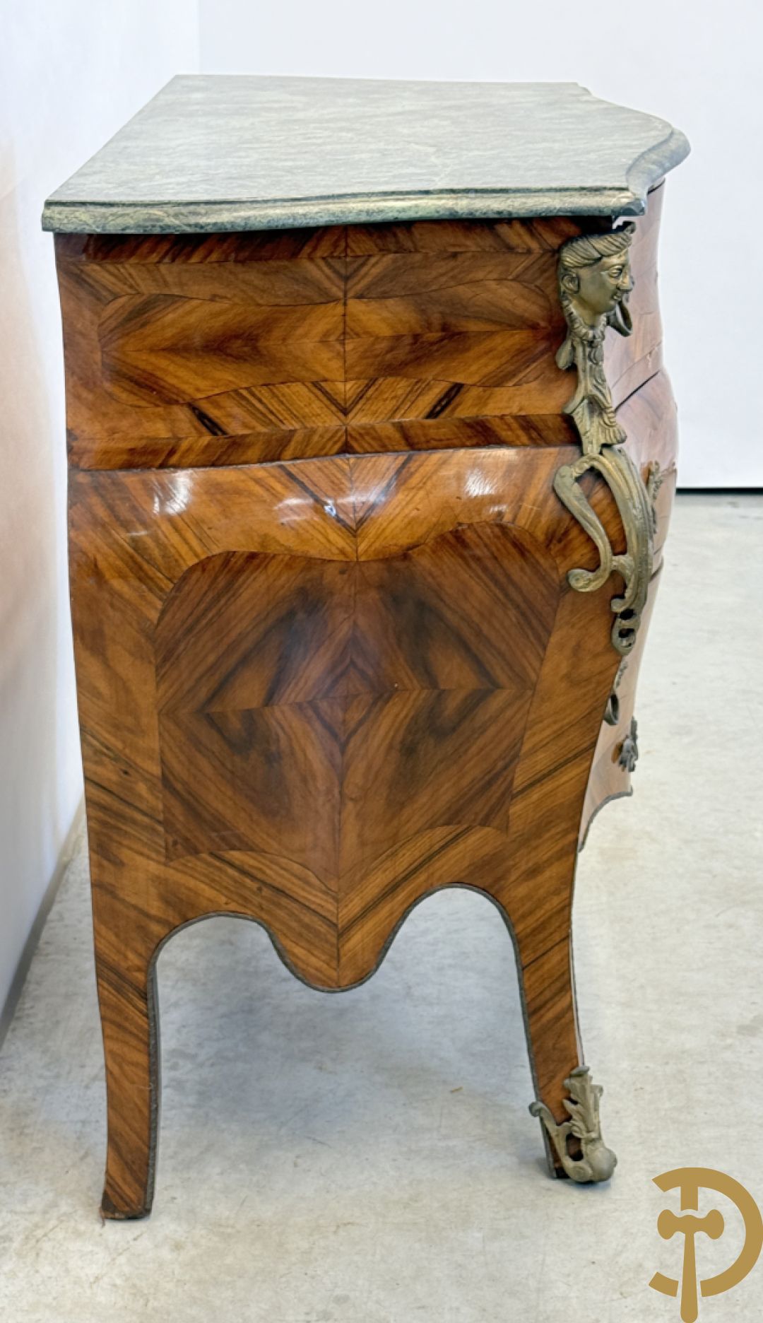 Notelaren drielandencommode met bronsbeslag en groen marmeren blad