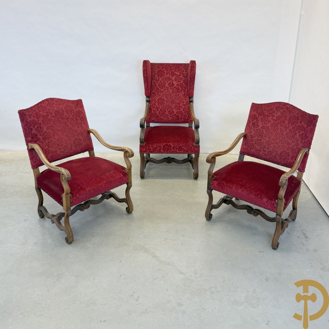 Paar armzetels met voluutvormige armleuningen, bordeaux stof, gesculpteerd met accanthusranken + Armzetel met bordeaux stof, vollutvormige armleunungen en gesculpteerd met accanthusranken