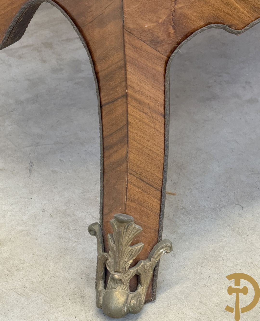 Notelaren drielandencommode met bronsbeslag en groen marmeren blad