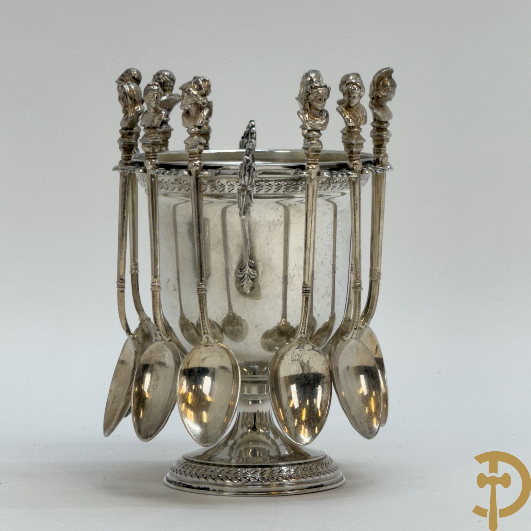 Massief zilveren suikerpot met 12 bijhorende massief zilveren lepeltjes bezet met koppen naar de antieken