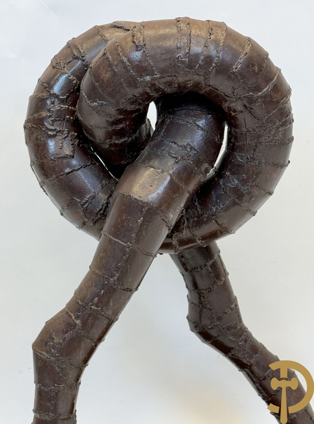 Moderne gepatineerde ijzersculptuur met verstrengelde benen