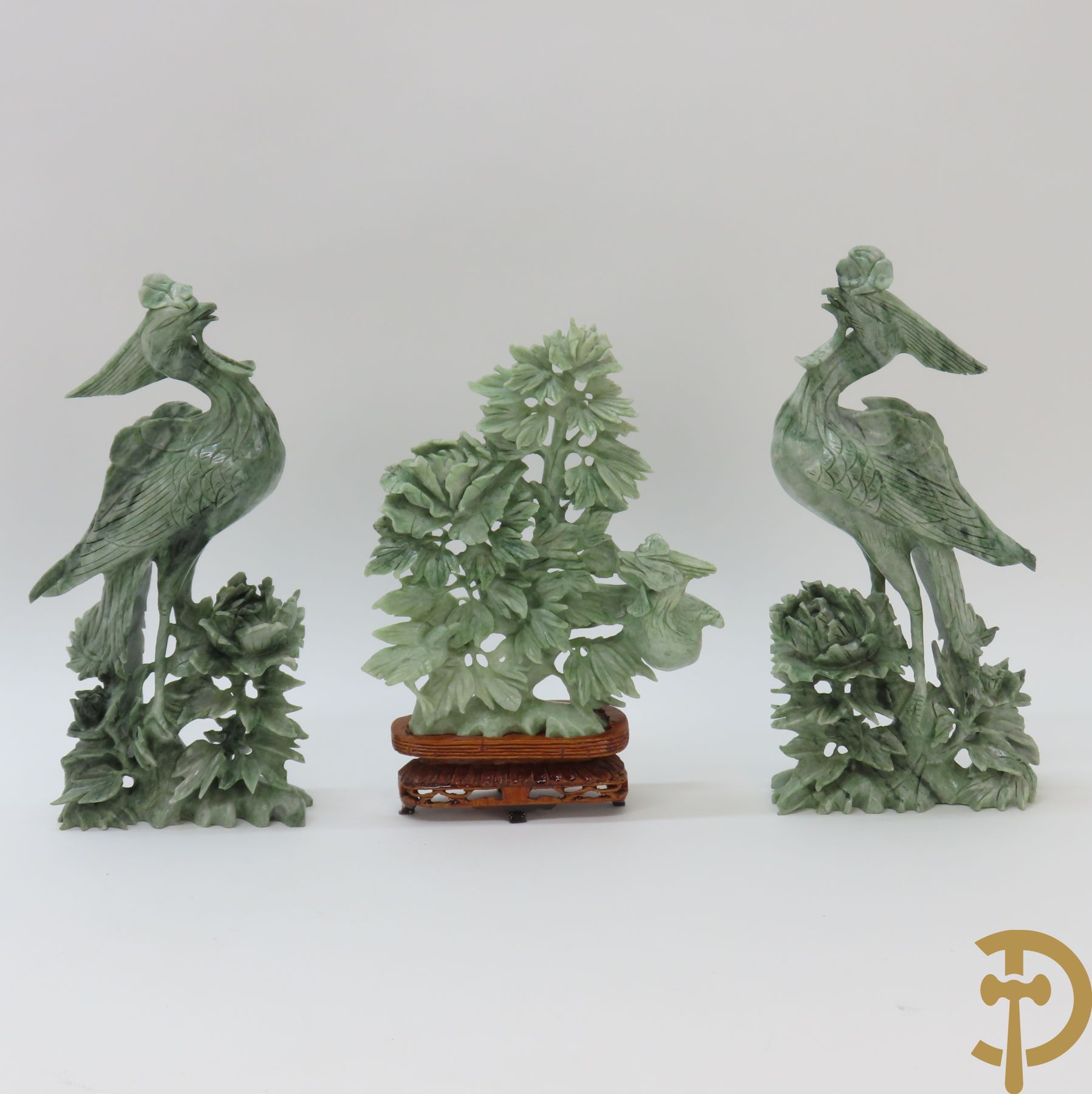 Paar fenixvogels in jadeiet met pioenrozen + jadeietsculptuur met vogel en bloemmotieven