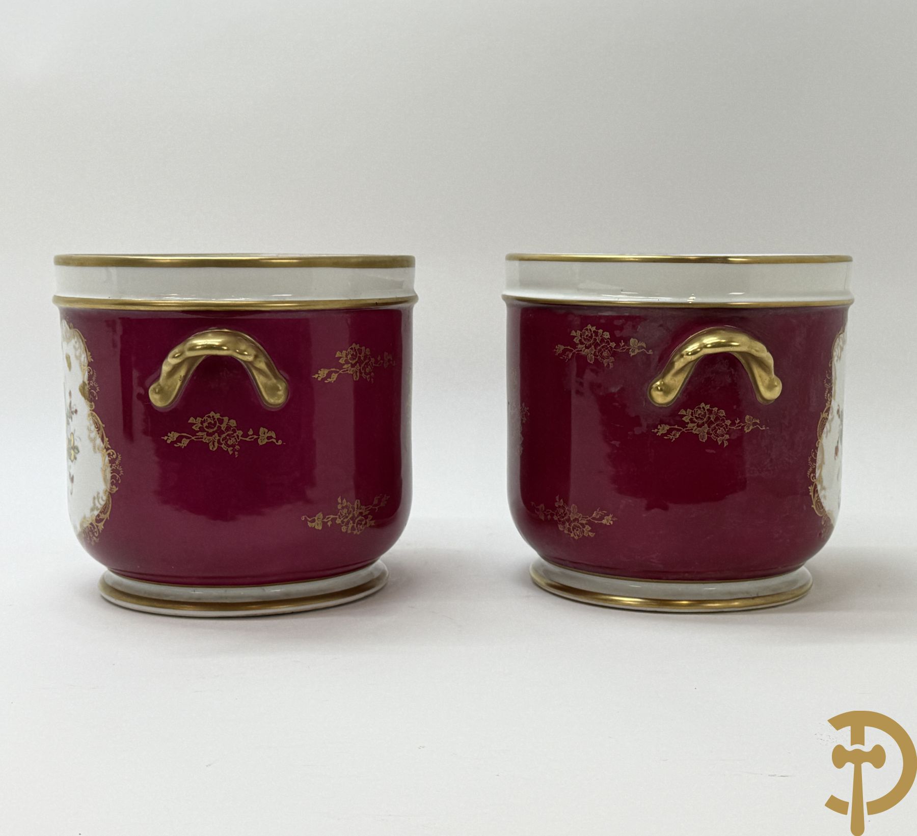 Paar porseleinen cachepots met bloemen en verguld decor, gemerkt Pillivuyt La porcelaine de la France