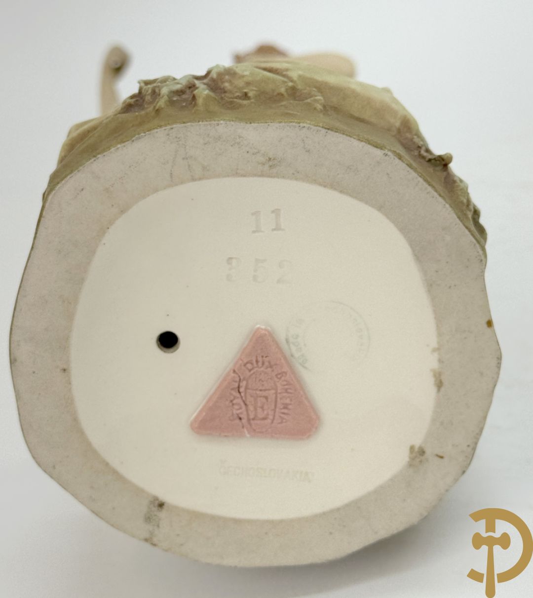 Herderspaar met ram in Royal Dux, onderaan gemerkt 351 en 352