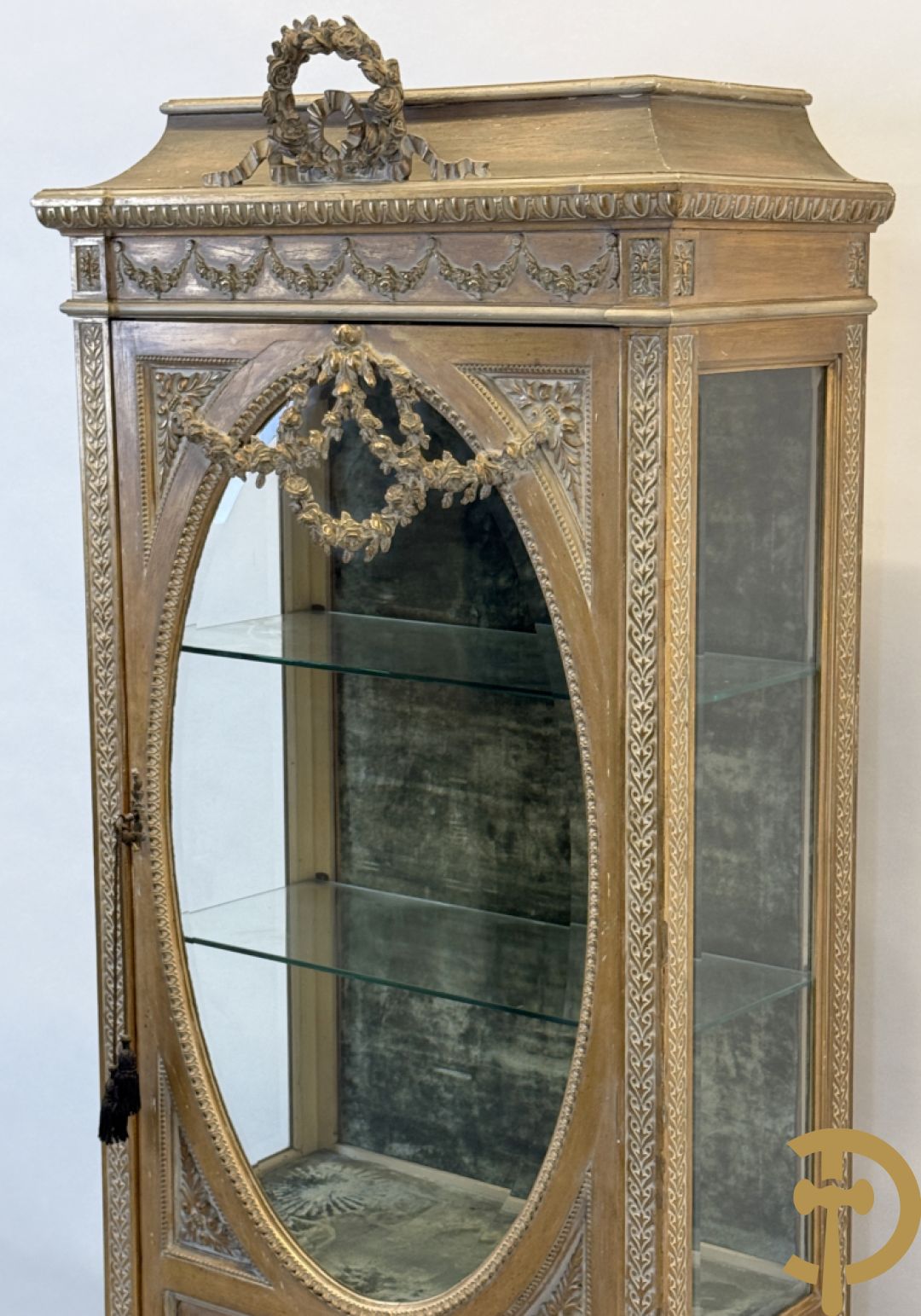 Vergulde ééndeursvitrine met geslepen ruiten, guirlandes en rocailles, bovenaan bekroond met bloemenkrans, Louis XVI stijl