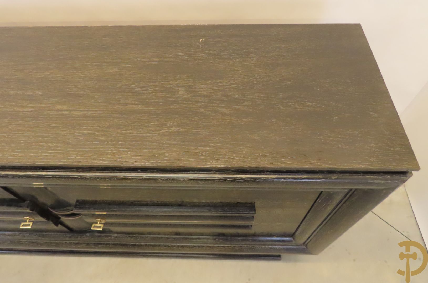 Art deco dressoir met 2 deuren en koperen baguette op sokkel