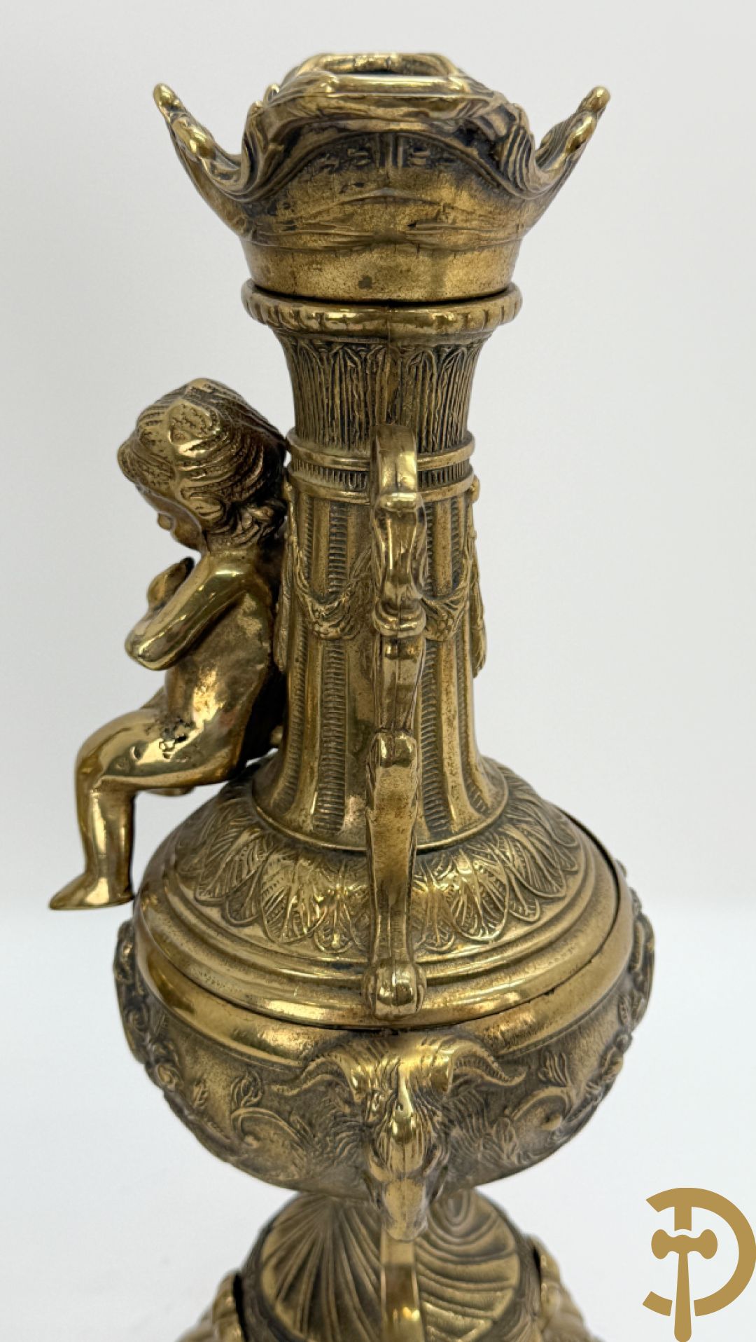 Paar koperen cassolettes bezet met ramskoppen dragende een cupido + koperen beeld van jongeman met zevenarmige kandelaar