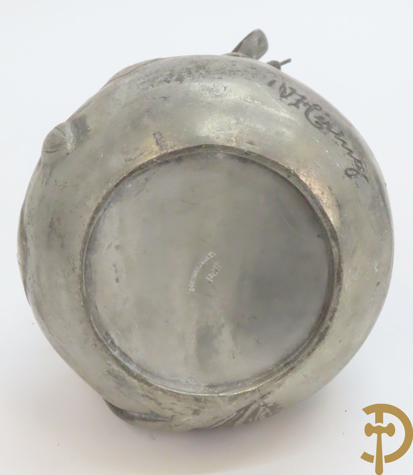 Verzilverde vaas met vogeldecor, Kayser gemerkt + 3 tinnen Art Deco vaasjes w.o. 1 gemerkt Hering + tinnen Art Deco inktstel