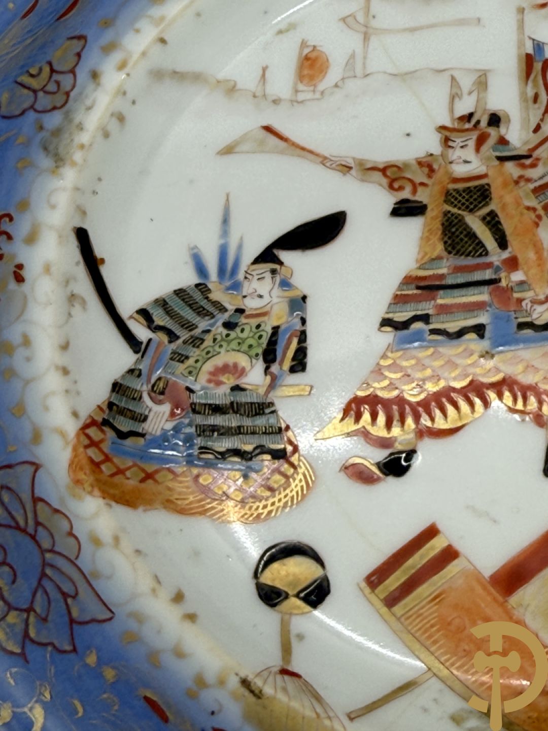 Paar Japanse meerkleurige porseleinen schalen met krijgerdecor op voet