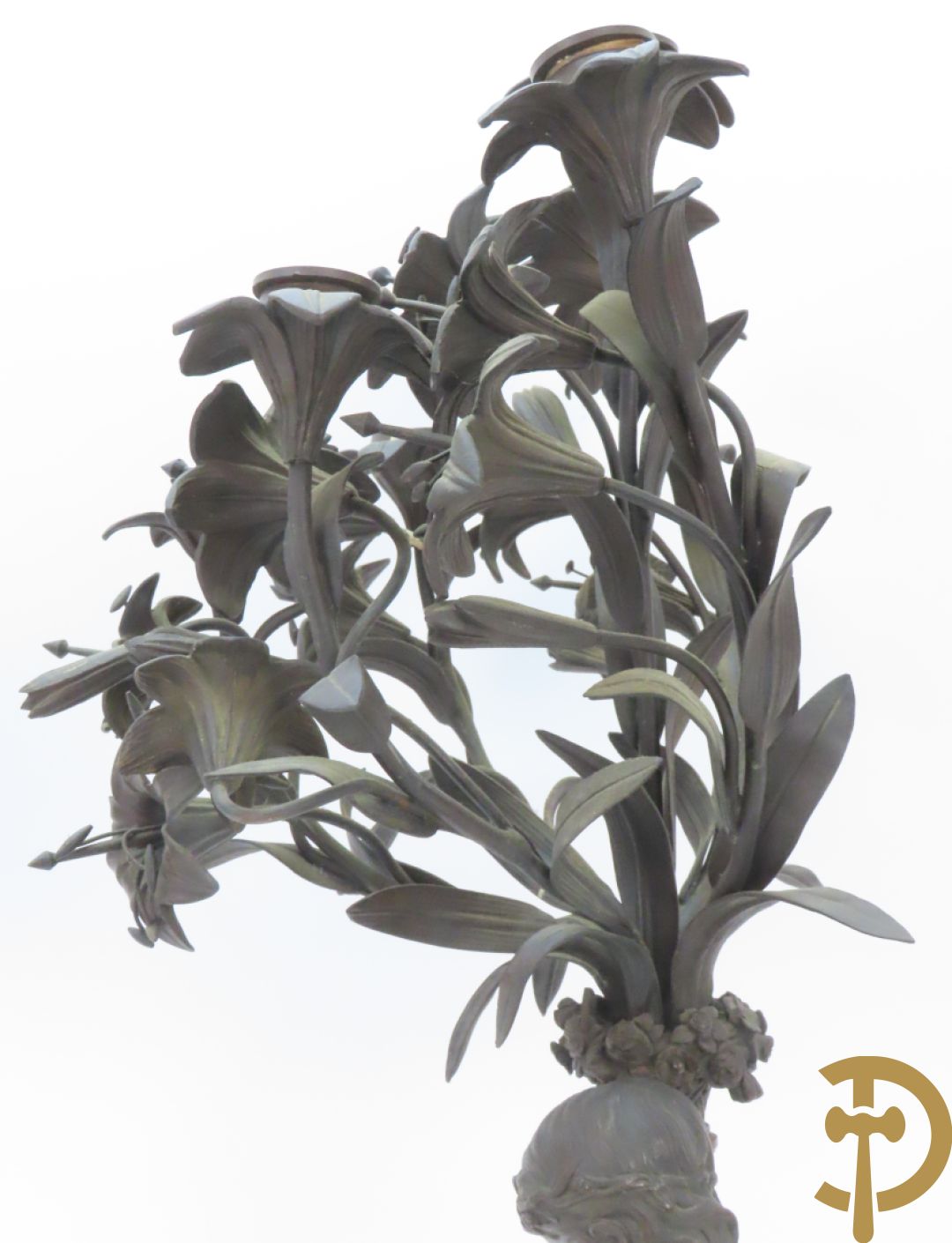 CLODION getekend - Paar elegante bronzen dames met tambour en fruit, geflankeerde door jonge faune, op marmeren klokstel - opgebouwd als garnituur met 2 kandelaars met bronzen kindjes dragende een toorts met bloemen en kaarsen