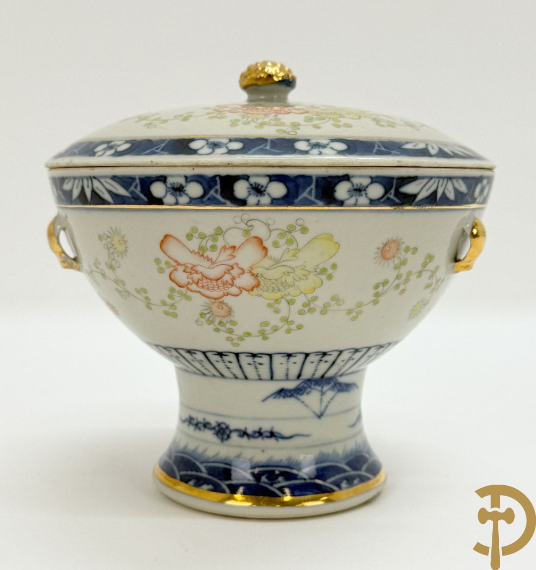 Chinese porseleinen coupe met deksel en vergulde oren