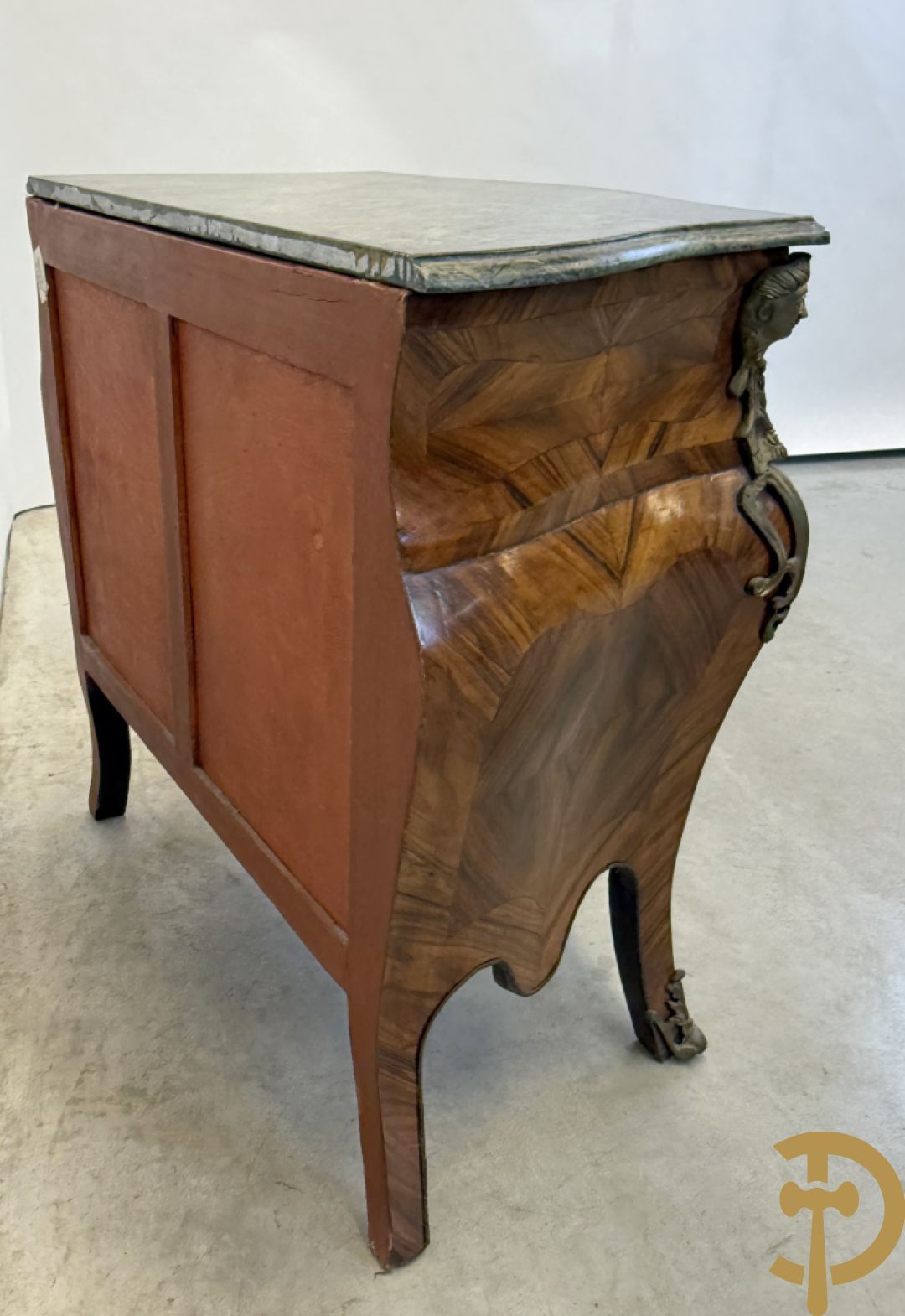 Notelaren drielandencommode met bronsbeslag en groen marmeren blad