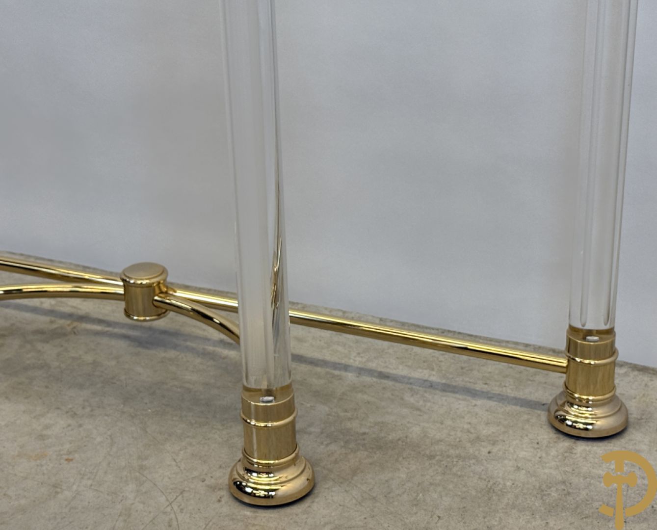 Moderne console met koperen frame op 4 helder plexi poten