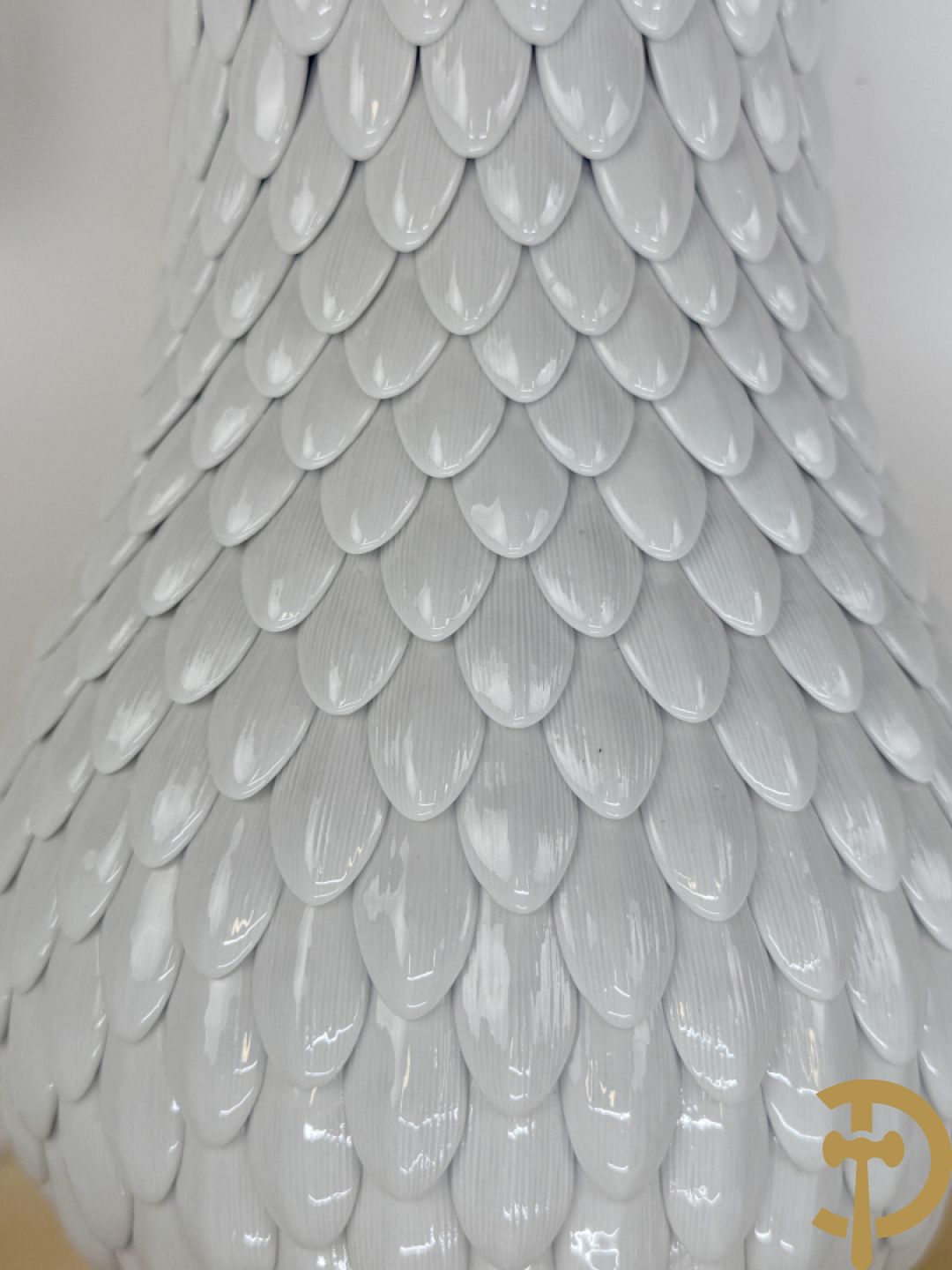 Vintage lamp met witte artisjok motief + vintage lamp met witte bol op chromé voet