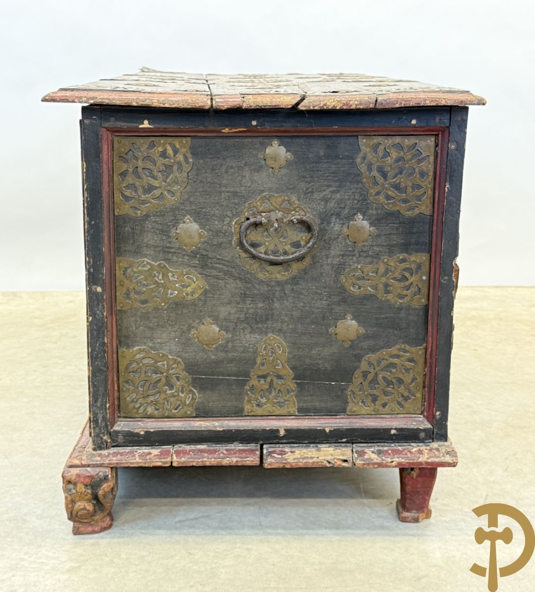 Indonesisch laag ladenkastje met sculptuur van accanthusranken en koperbeslag