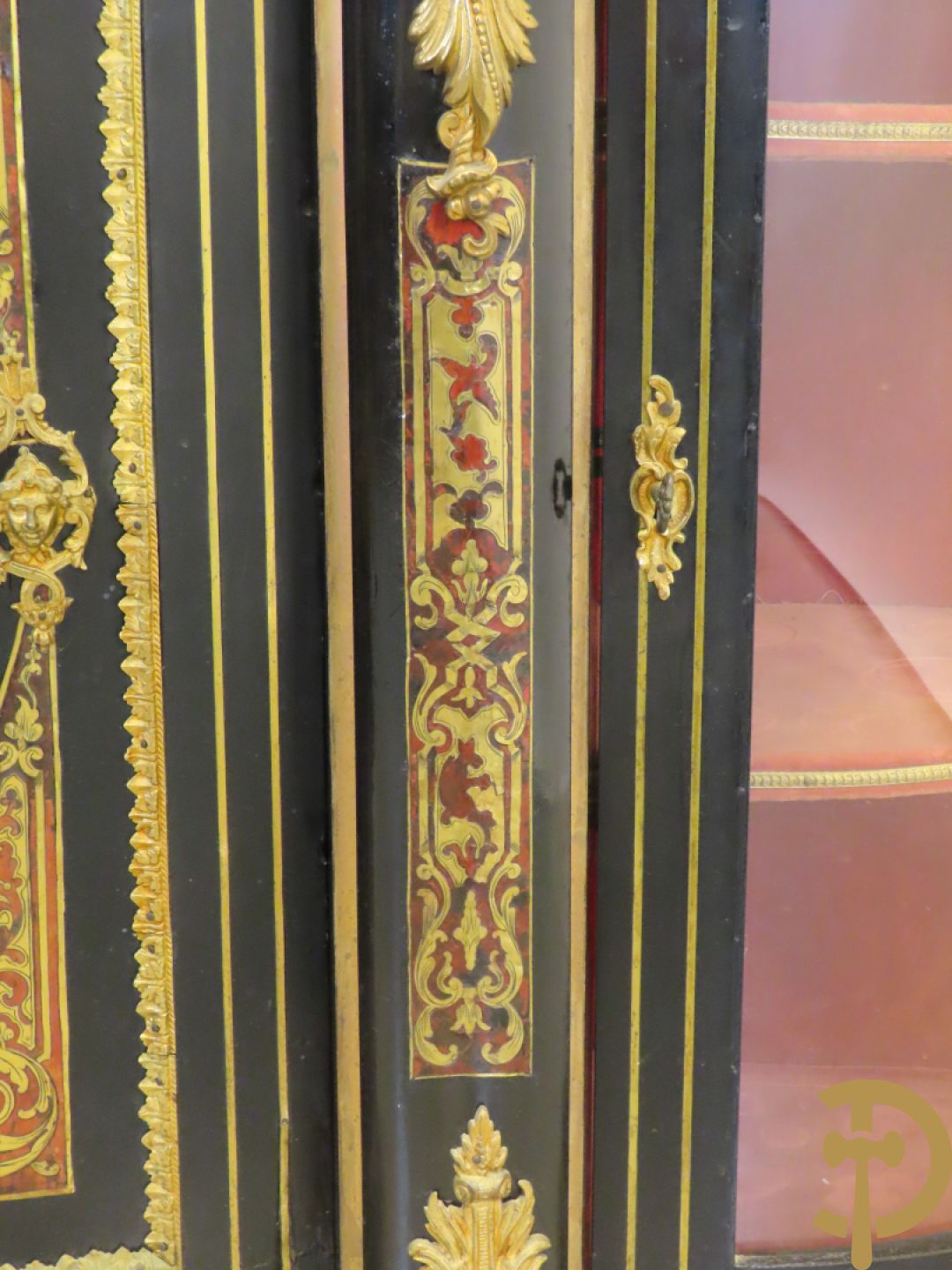 Napoleon III dressoir, centraal met bronnen plakkette omgeven door Louis XVI strik, met 2 zijdelingse vitrines met gebogen glas - stijlen bezet met bronzen dameshoofden