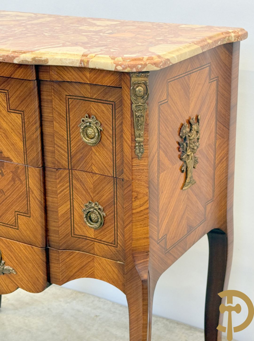 Notelaren tweeladencommode met marquetterie en bronsbeslag en marmeren blad