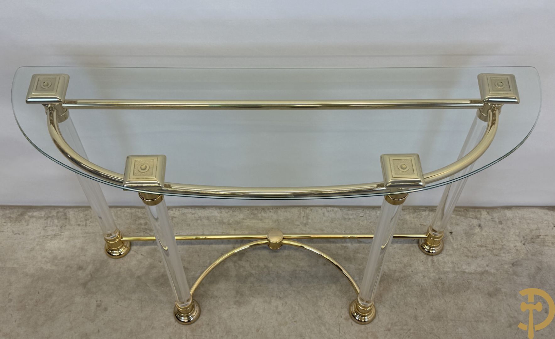 Moderne console met koperen frame op 4 helder plexi poten