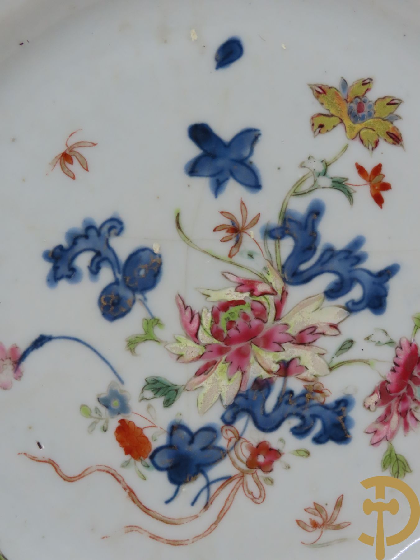 Acht Chinese porseleinen borden w.o. blauw/wit met bloemendecor, 2 blauw/witte borden, 2 Imari borden (1 met ster), 2 porseleinen borden met decor van bloemen in landschap en octagonaal bord