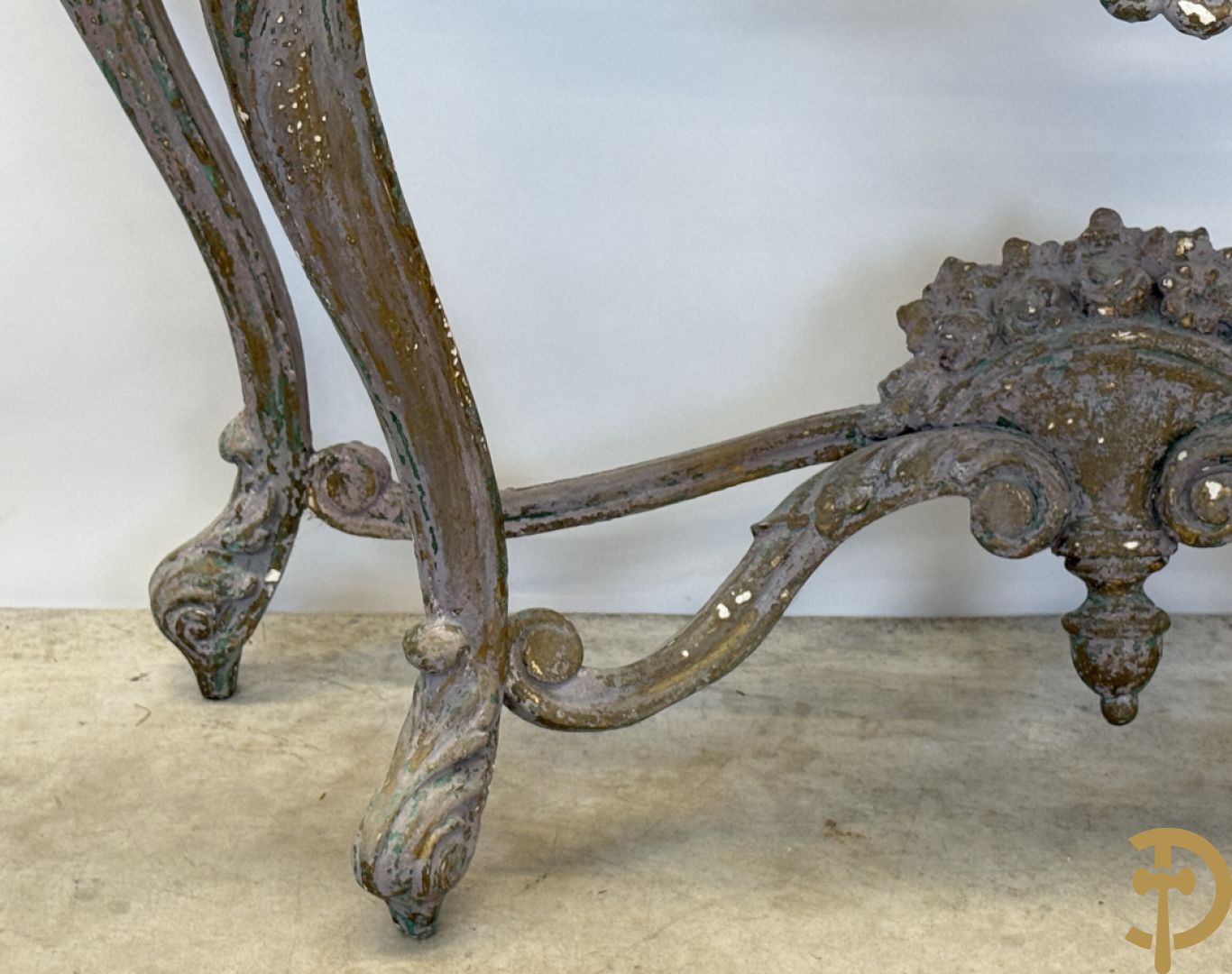 Gepatineerde Louis XV console met zwart marmeren blad