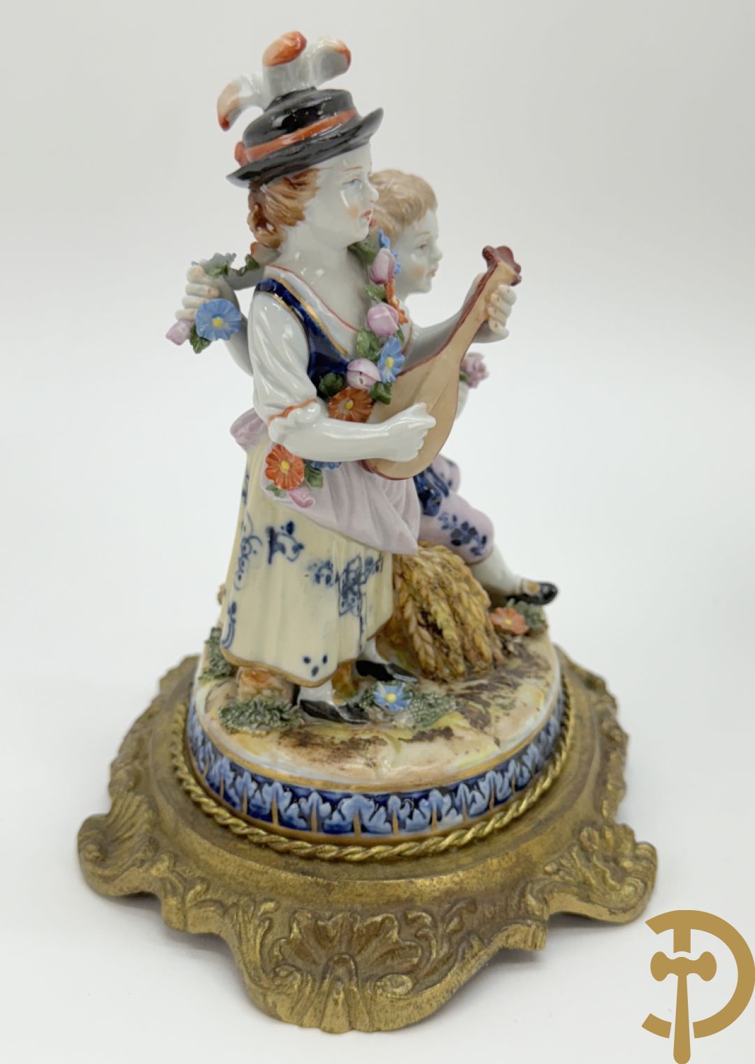 Paar gekleurde porseleinen sierbeeldjes op bronzen voet, Capo di Monte + 2 sierbeeldjes op bronzen voet