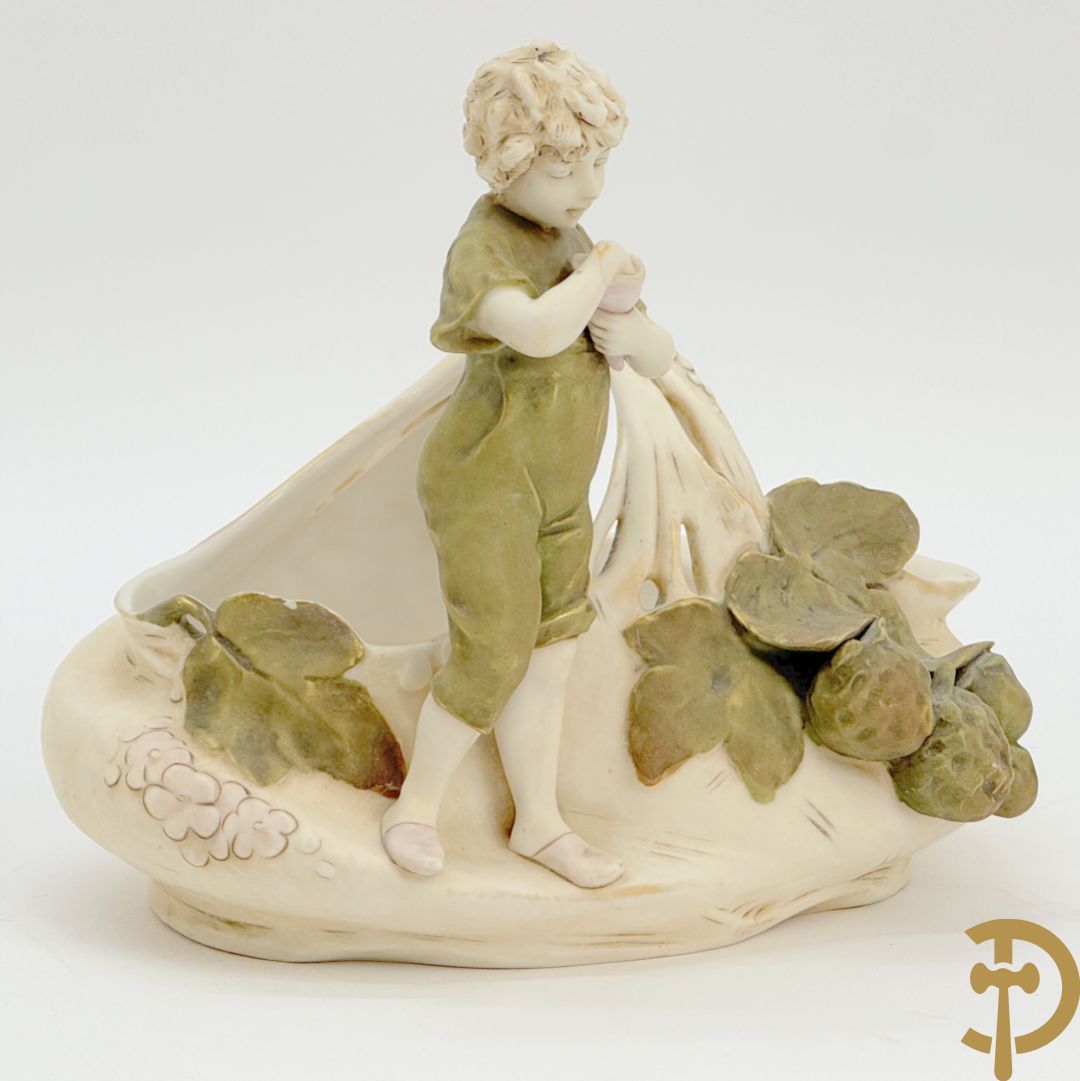 Royal Dux coupe met jongeman en fruitdecor, nummer 1248